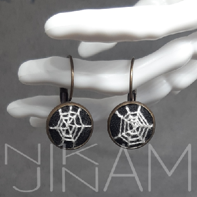 Vyšívané náušnice v staromosazném lůžku visací pavučina