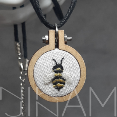 Vyšívaný náhrdelník v dřevěném rámečku včela