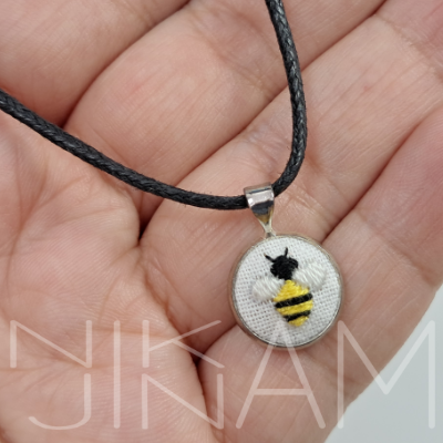 Vyšívaný náhrdelník v kovovém lůžku včela