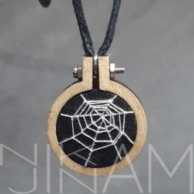 Vyšívaný náhrdelník v dřevěném rámečku pavučina