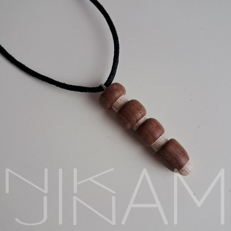 Ručně vyřezávaný dřevěný náhrdelník