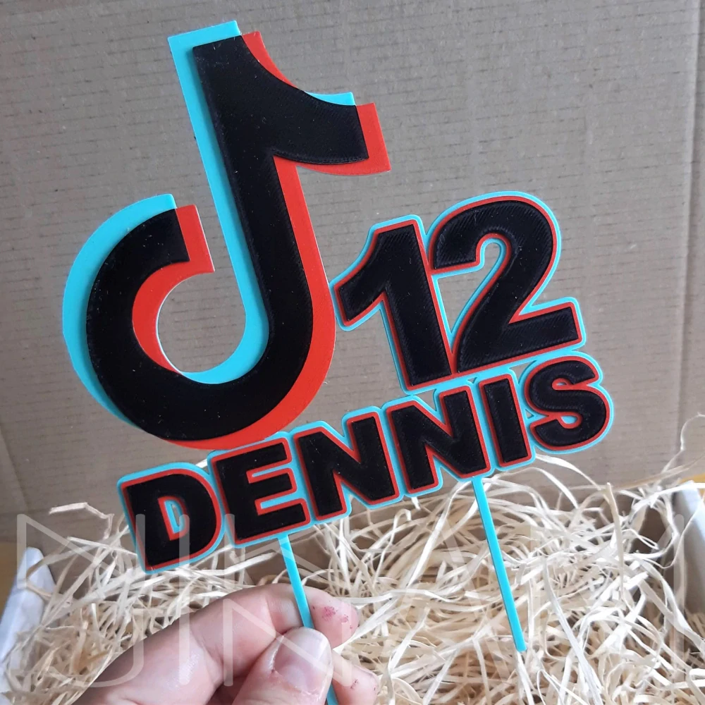 Dortový zápich TikTok se jménem a číslem
