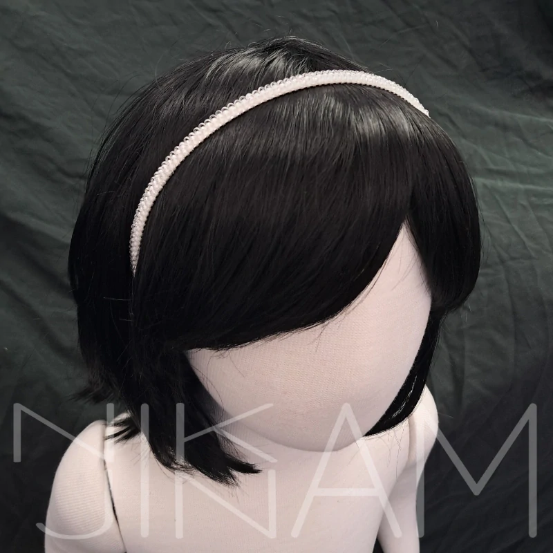 Čelenka s ručně našívanými korálky bílá