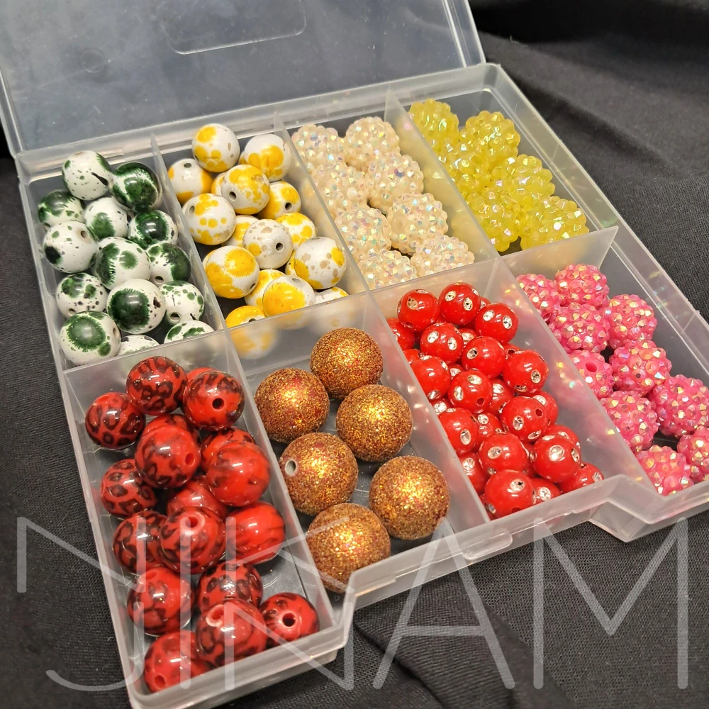 Sada kulatých korálků v plastové krabičce