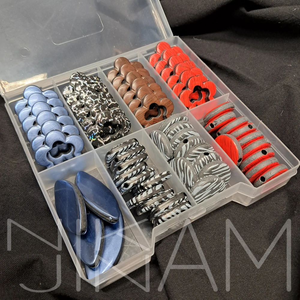 Sada plochých korálků v plastové krabičce