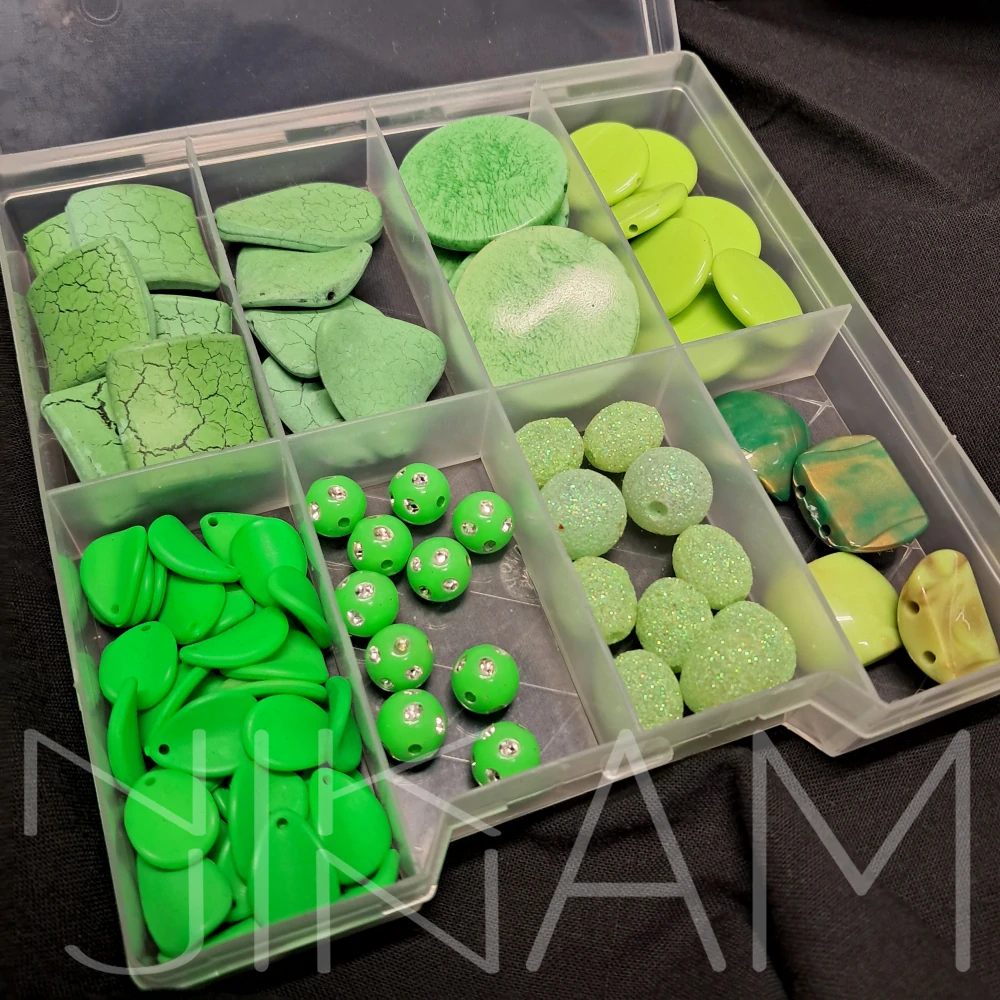 Sada zelených korálků v plastové krabičce