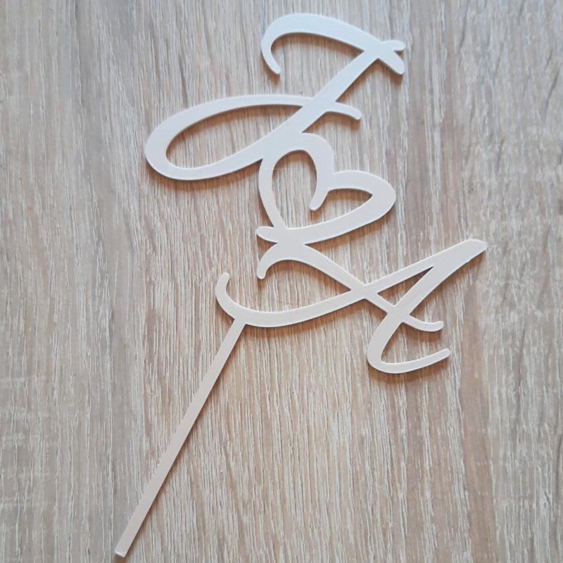 Iniciály se srdcem uprostřed