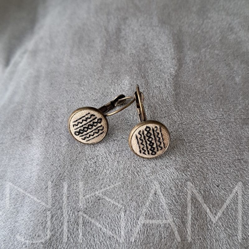 Vyšívané náušnice geometrie