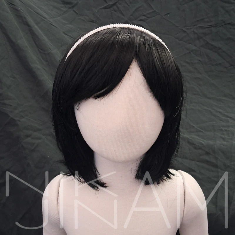 Čelenka s ručně našívanými korálky bílá