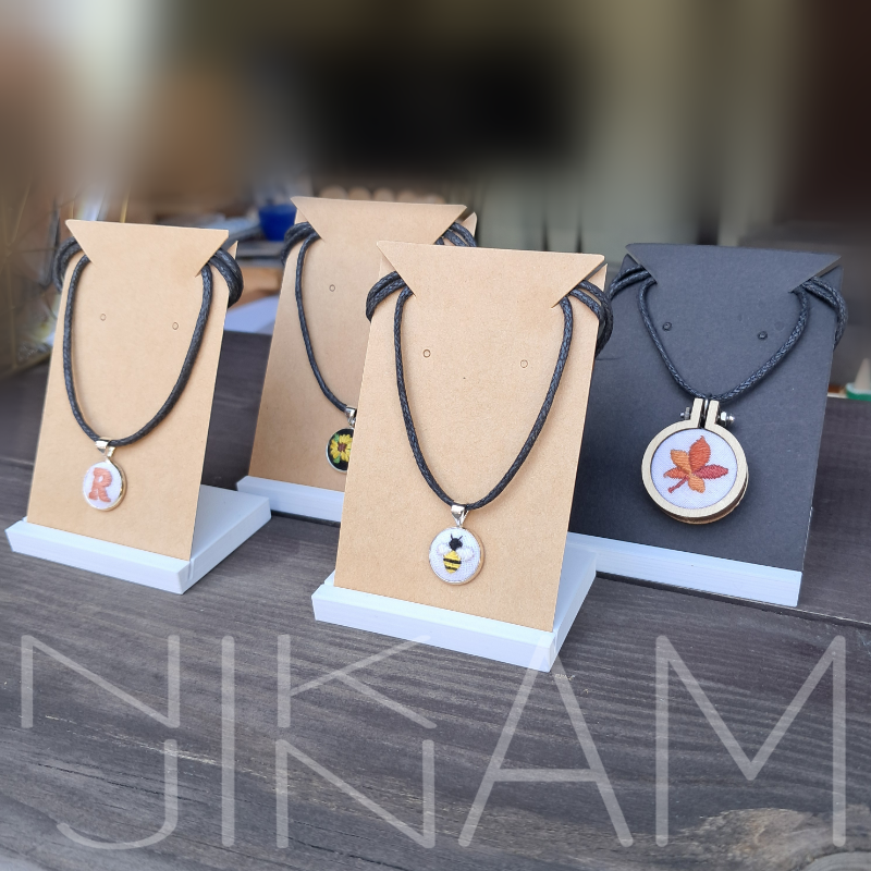 Stojánek na bižuterní karty / jmenovky