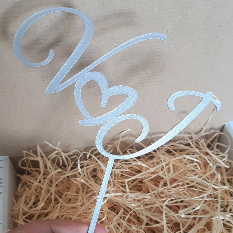 Iniciály se srdcem uprostřed