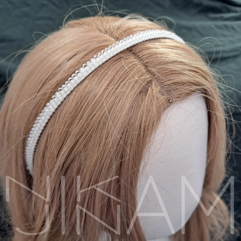 Čelenka s ručně našívanými korálky bílá