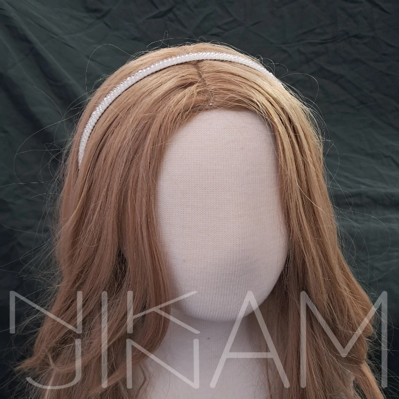 Čelenka s ručně našívanými korálky bílá