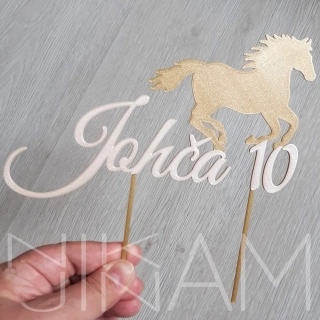 Dortový zápich kůň se jménem a číslem na přání