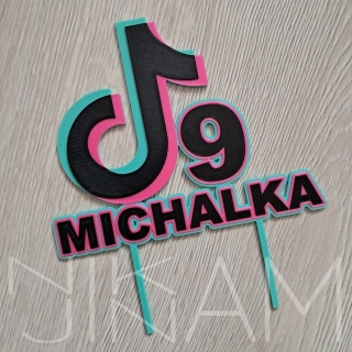 Dortový zápich TikTok se jménem a číslem