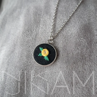 Vyšívaný náhrdelník žlutá růže na černé