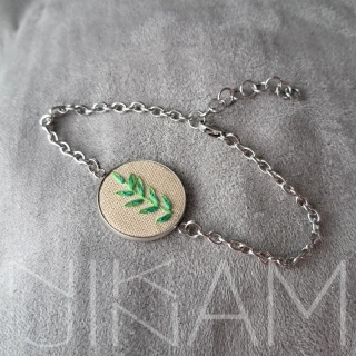 Vyšívaný náramek rostlina na béžové