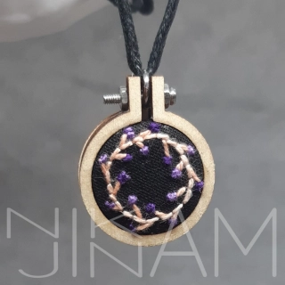 Vyšívaný náhrdelník věneček