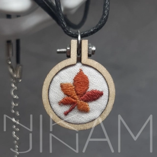 Vyšívaný náhrdelník list